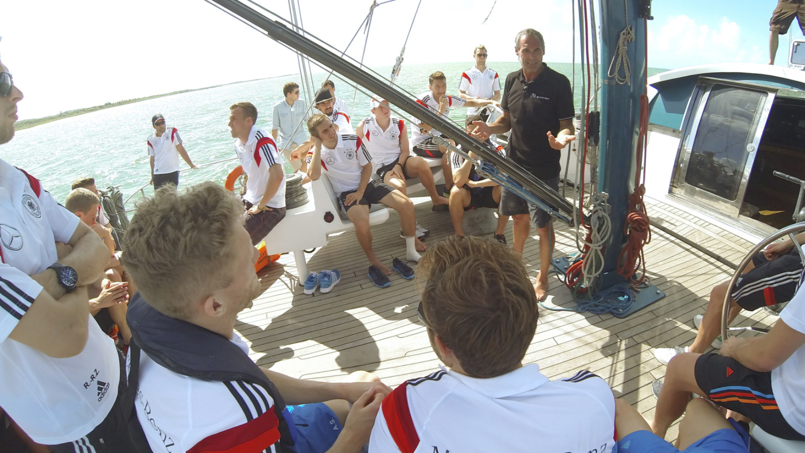 Mike Horn treinando o time de futebol da Alemanha a bordo do Pangea